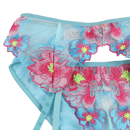 Conjunto de lingerie floral azul SUBBLIME com sutiã, calcinha e cinto-liga.