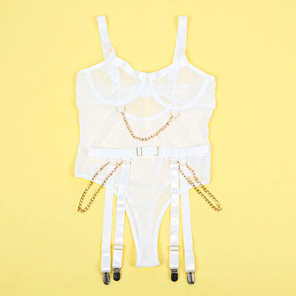 Close-up do Body Subblime Sexy com Correntes e Cinto-Liga branco, mostrando detalhes do design e material.