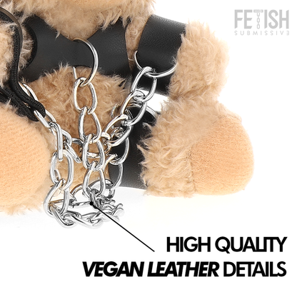 Urso de pelúcia FETISH SUBMISSIVE Yogi com algemas, corrente e coleira, em estilo BDSM.