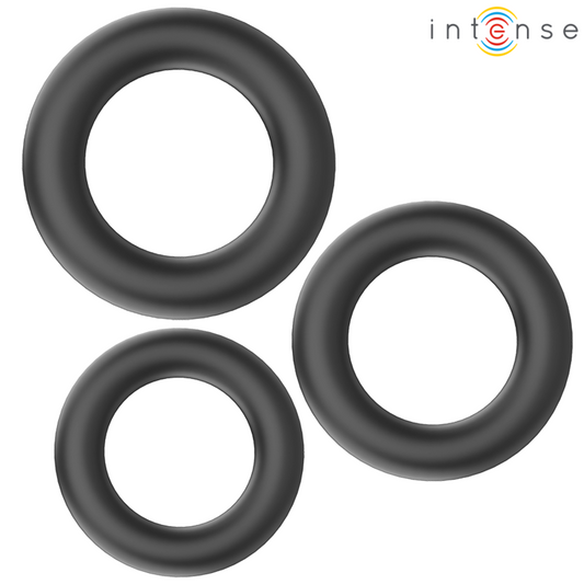Close-up de INTENSE 3 Anéis Penianos de Silicone Básicos Pretos, mostrando flexibilidade e cor.