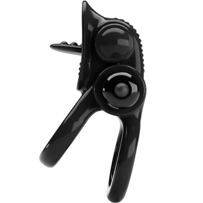 Close-up do PRETTY LOVE Anel Vibratório Duplo com Estimulador Clitoriano Preto, destacando o seu design ergonómico e vibrador.