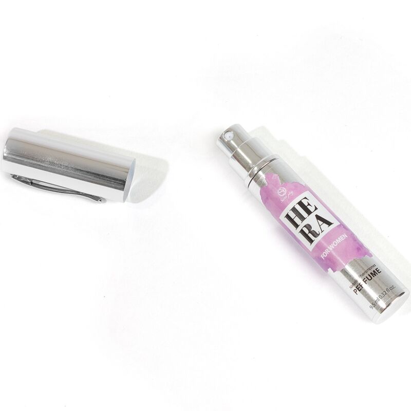 Close-up do SECRETPLAY Hera Perfume Natural com Feromonas para Mulheres 10 ML, destacando o frasco e a elegância.