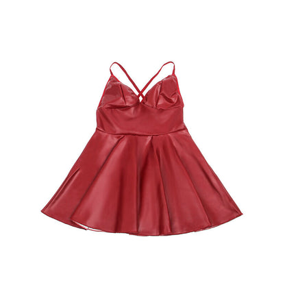 Vestido sexy SUBBLIME com alças de couro PU bordô, mostrando detalhes do tecido e design.