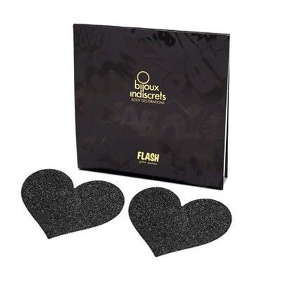 Close-up dos adesivos BIJOUX - INDISCRETS Flash Black Heart para mamilos, com design de coração e brilho