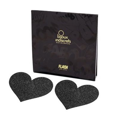 Close-up dos adesivos BIJOUX - INDISCRETS Flash Black Heart para mamilos, com design de coração e brilho