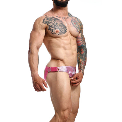 Close-up da Jockstrap Cockring Anel Peniano Dngeon Rosa, realçando o couro PU, tachas metálicas e design único.