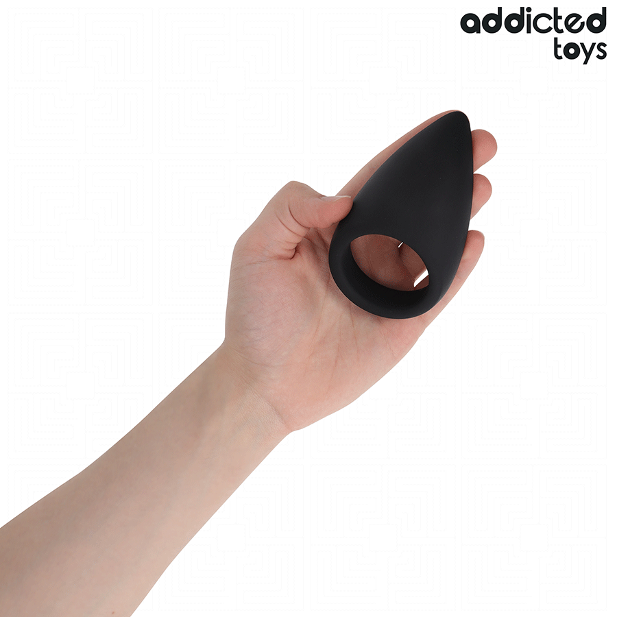 Close-up do Anel Peniano Addicted Toys em formato de lágrima, realçando o seu design ergonômico e material flexível.