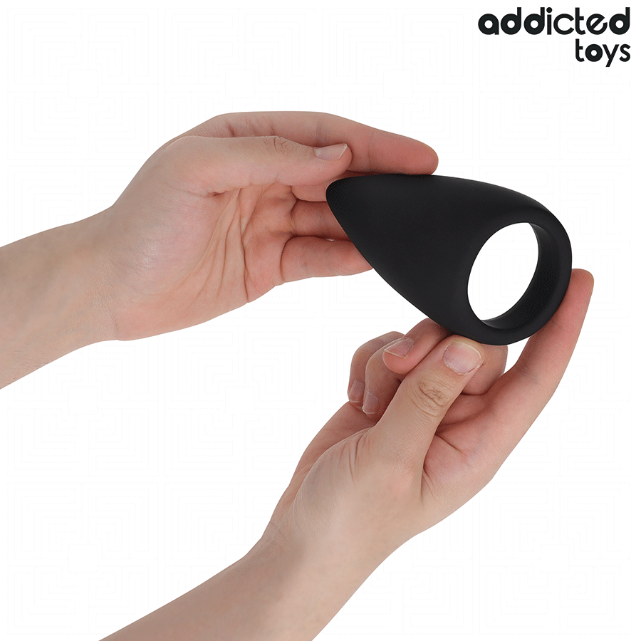 Close-up do Anel Peniano Addicted Toys em formato de lágrima, realçando o seu design ergonômico e material flexível.
