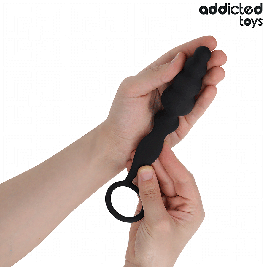 Close-up do ADDICTED TOYS Plug Anal com Anel Modelo 5, mostrando seu design ergonómico e material de silicone médico.