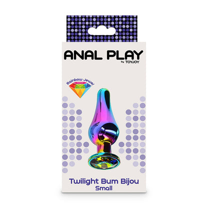 Close-up do TOYJOY Plug Anal Pequeno Twilight Bum Bijou com joia arco-íris, mostrando o material de alumínio.