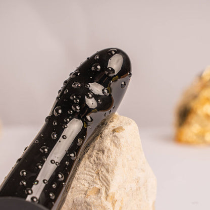 Close-up do Vibrador de Próstata ROCKS-OFF Quest Prostate Bullet Preto, mostrando design compacto e textura de silicone.