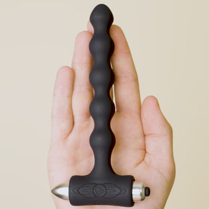 ROCKS-OFF Petite Sensations Pearls Plug Anal Vibrador Preto, mostrando o design de pérolas e a base segura.