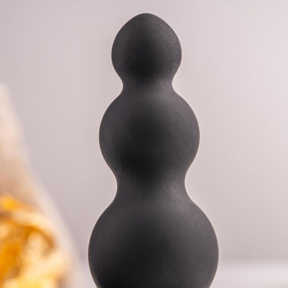 Close-up of the ROCKS-OFF Petite Sensations Bubbles Plug Anal Vibrador Preto showing its ergonomic design and textured surface with gradual spheres.