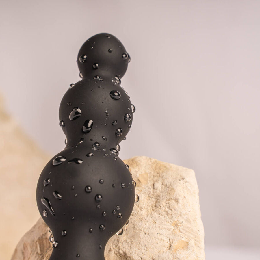Close-up of the ROCKS-OFF Petite Sensations Bubbles Plug Anal Vibrador Preto showing its ergonomic design and textured surface with gradual spheres.