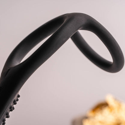 ROCKS-OFF Plug Anal Ro-Zen Pro com Anel Vibratório para Pénis Preto, mostrando suas características de design e material.