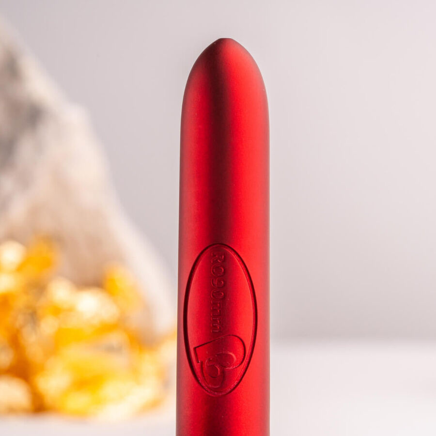 Close-up da ROCKS-OFF Bala Vibrante RO-90 Scarlet Velvet Vermelha, mostrando seu design compacto e superfície aveludada.