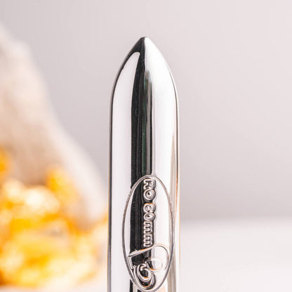 Close-up da Bala Vibrante ROCKS-OFF RO-80 Cromada Prata, mostrando seu design compacto e elegante.