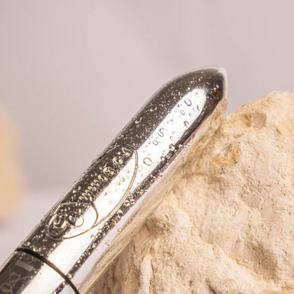 Close-up da Bala Vibrante ROCKS-OFF RO-80 Cromada Prata, mostrando seu design compacto e elegante.