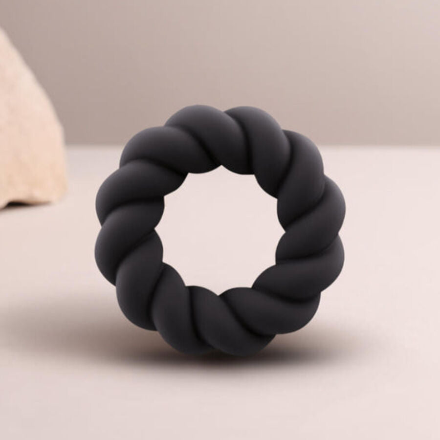 ROCKS-OFF Anel Peniano Twist em Silicone Preto, design ergonómico para prazer e ereções duradouras.