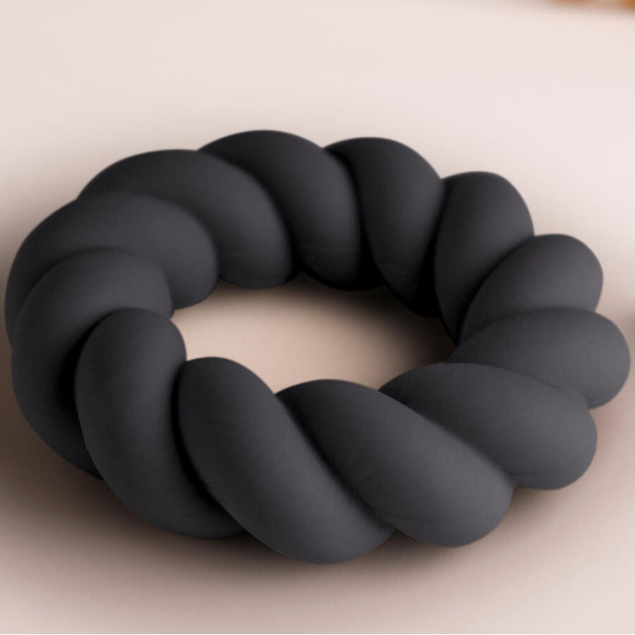 ROCKS-OFF Anel Peniano Twist em Silicone Preto, design ergonómico para prazer e ereções duradouras.