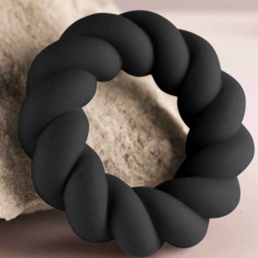 ROCKS-OFF Anel Peniano Twist em Silicone Preto, design ergonómico para prazer e ereções duradouras.