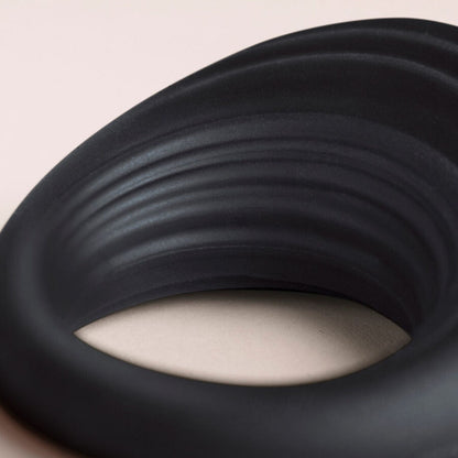 Anel peniano vibratório ROCKS-OFF Spire preto em silicone, com 10 funções de vibração e design ergonómico.