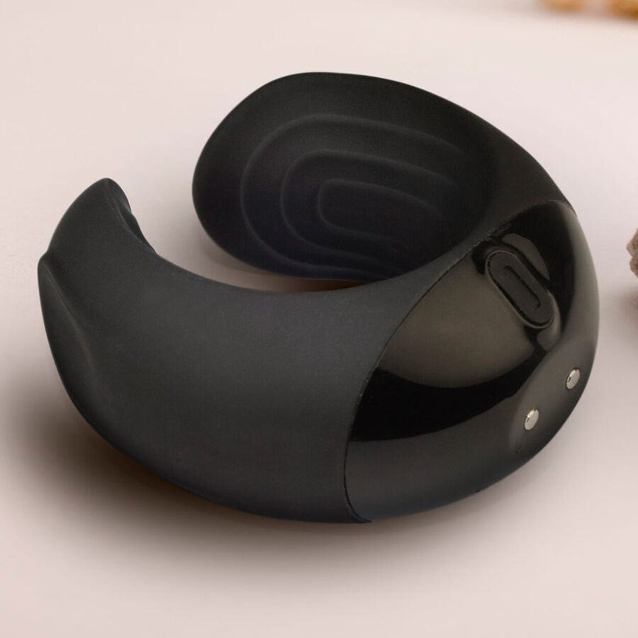 Vista do Vibrador Masturbador Rocks-Off Echo Black, destacando seu design ergonômico e material de silicone.