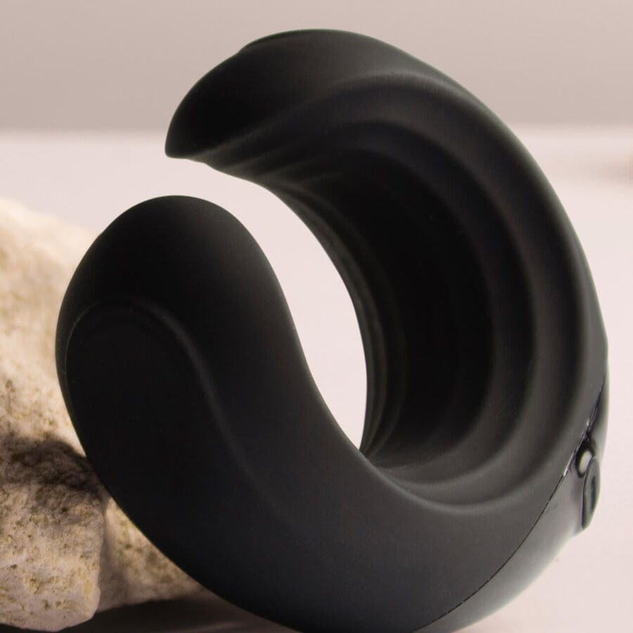 Vista do Vibrador Masturbador Rocks-Off Echo Black, destacando seu design ergonômico e material de silicone.