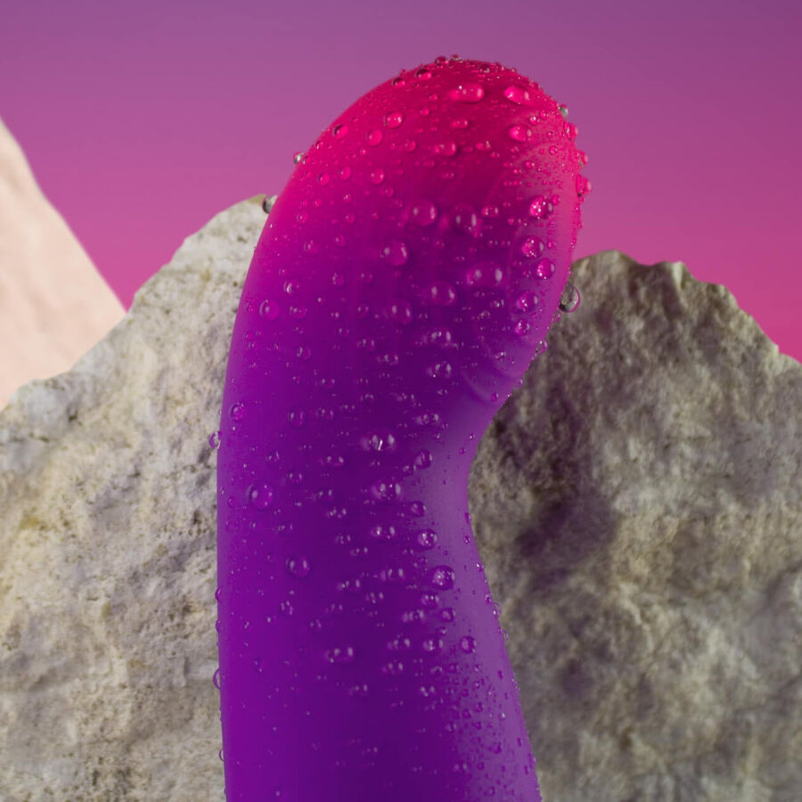 Close-up do vibrador Rocks-Off Glow Girl Vibe Roxo, mostrando seu design ergonômico e ponta curva para estimulação do ponto G e clítoris.