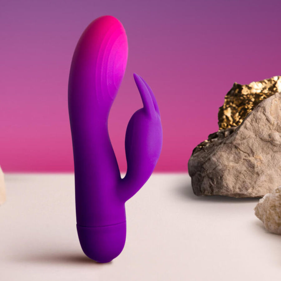 Close-up do Vibrador Rocks-Off Glo-Girl Rabbit, mostrando o design flexível e aveludado de silicone para dupla estimulação.