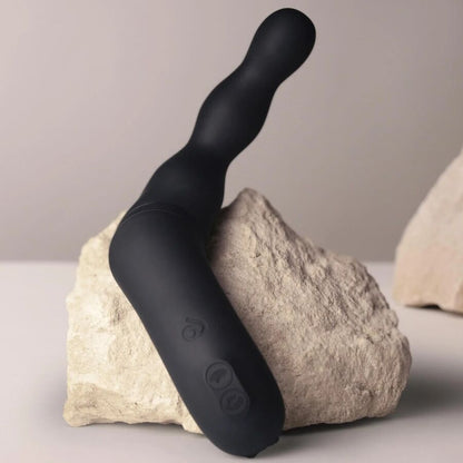ROCKS-OFF Adaptador Vibrador Anal e de Próstata Preto, destacando seu design ergonômico e superfície suave de silicone.