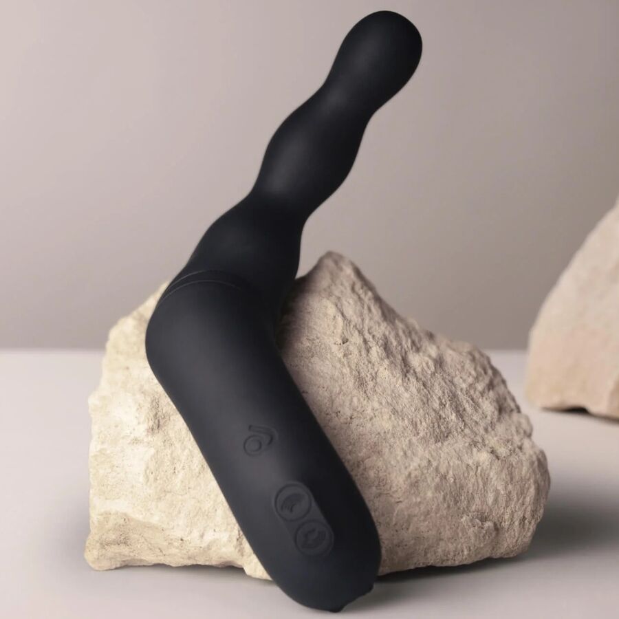 ROCKS-OFF Adaptador Vibrador Anal e de Próstata Preto, destacando seu design ergonômico e superfície suave de silicone.