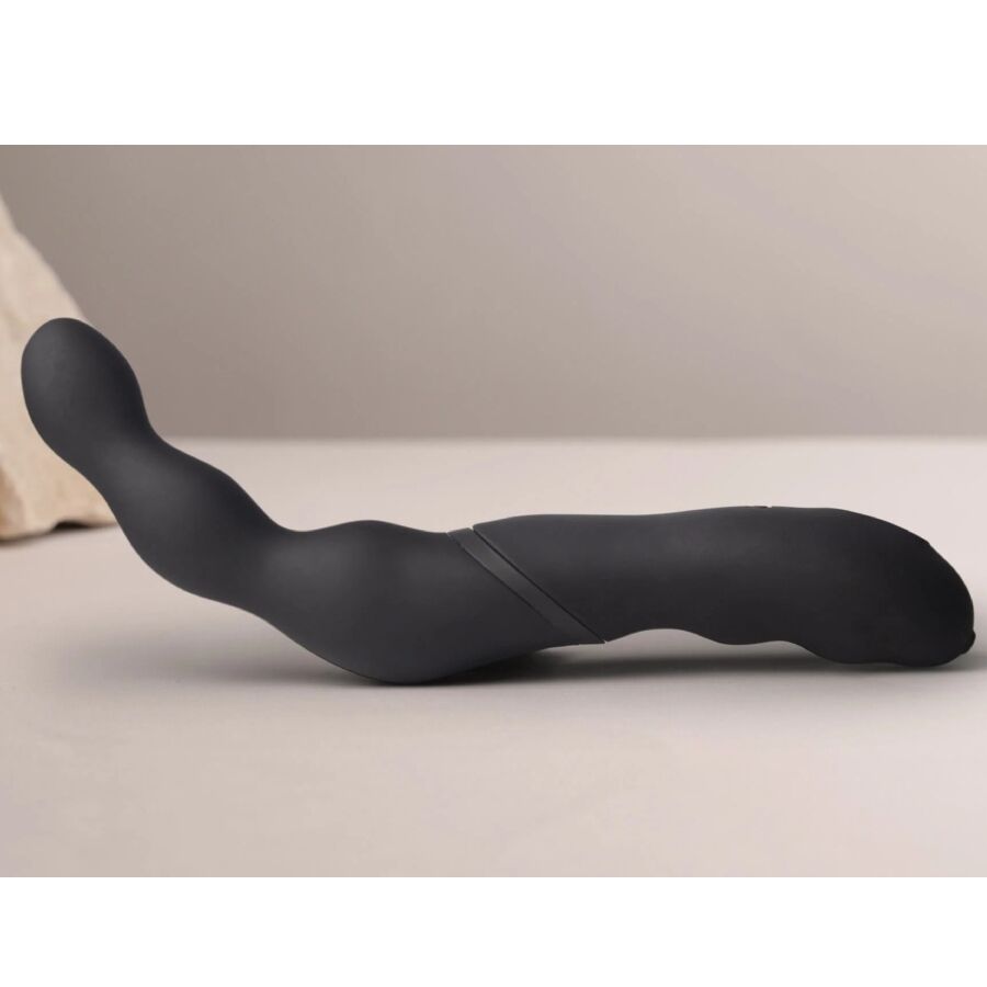 ROCKS-OFF Adaptador Vibrador Anal e de Próstata Preto, destacando seu design ergonômico e superfície suave de silicone.