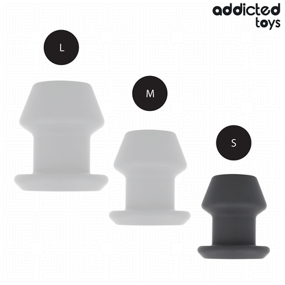 Close-up do ADDICTED TOYS Plug Anal Oco Extremo S, mostrando seu design inovador em silicone macio e oco.