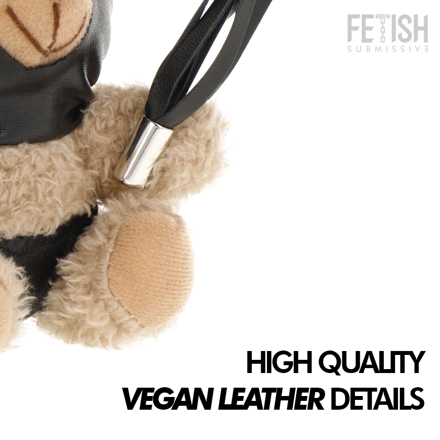 Urso de Pelúcia BDSM Luno da FETISH SUBMISSIVE com máscara preta e chicote, detalhes de arreios e correntes.