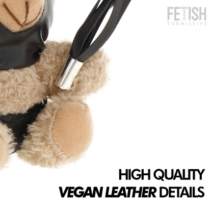 Urso de Pelúcia BDSM Luno da FETISH SUBMISSIVE com máscara preta e chicote, detalhes de arreios e correntes.