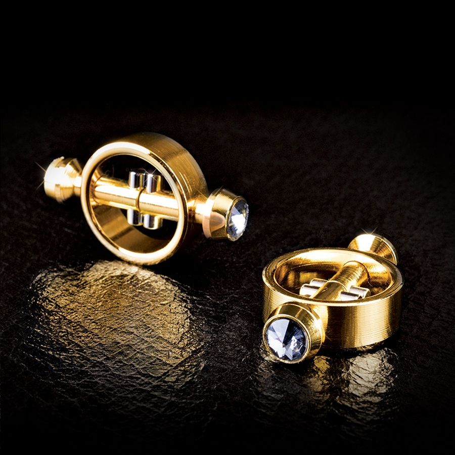 Close-up dos Grampos Magnéticos para Mamilos FETISH FANTASY GOLD, destacando o design luxuoso e acabamento metálico.