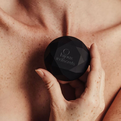 Vibrador Clitoriano Twenty One Diamond Edição Limitada Preto da Bijoux Indiscrets, mostrando seu design facetado e acabamento fosco.