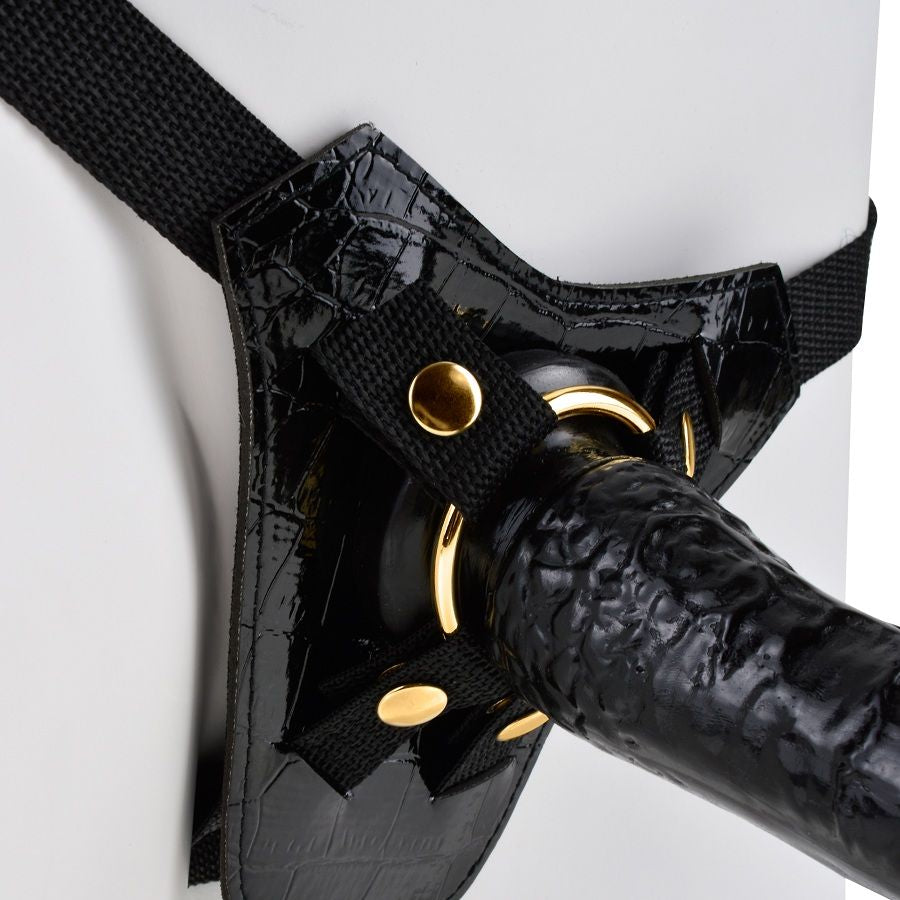 FETISH FANTASY GOLD Strap-On Designer Dildo, mostrando o arnês e a textura realista