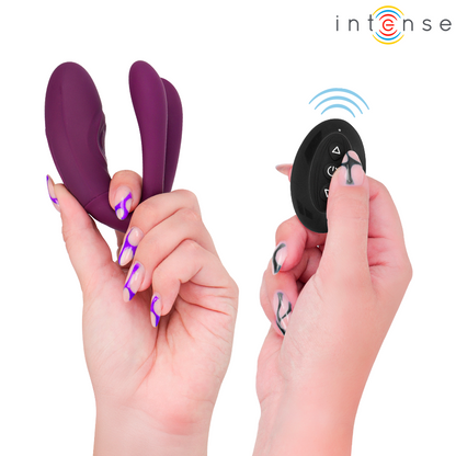 Close-up do Intense Sandra Vibrador e Estimulador Dual com Controle Remoto, destacando seu design ergonómico e textura de silicone macio.