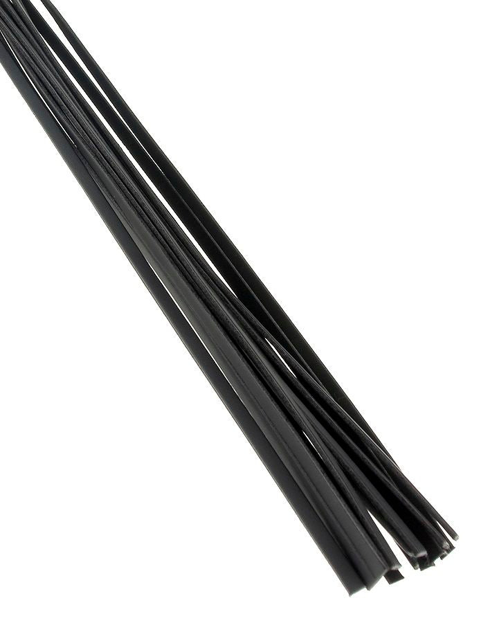 Close-up do chicote FETISH FANTASY LIMITED EDITION Cat-O-Nine Tails Deluxe mostrando as tranças e o punho.