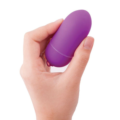 Close-up of the B SWISH Vibrador Bala Bnaughty Unleashed Lilac com Controle Remoto.