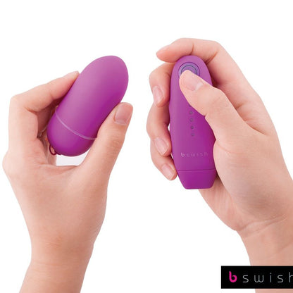 Close-up of the B SWISH Vibrador Bala Bnaughty Unleashed Lilac com Controle Remoto.