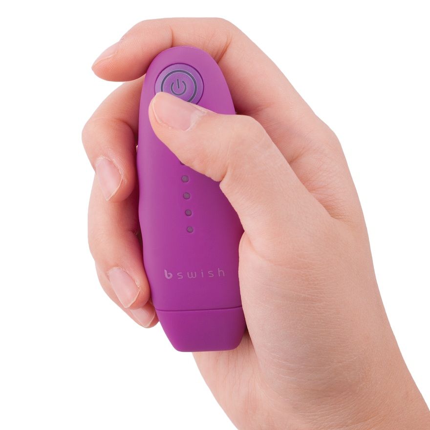 Close-up of the B SWISH Vibrador Bala Bnaughty Unleashed Lilac com Controle Remoto.