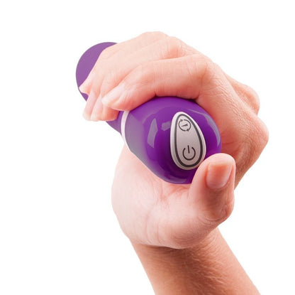 Vibrador B SWISH Deluxe Pearl Royal Lilac, mostrando seu design ondulado, textura de silicone macio e formato para estimulação precisa.