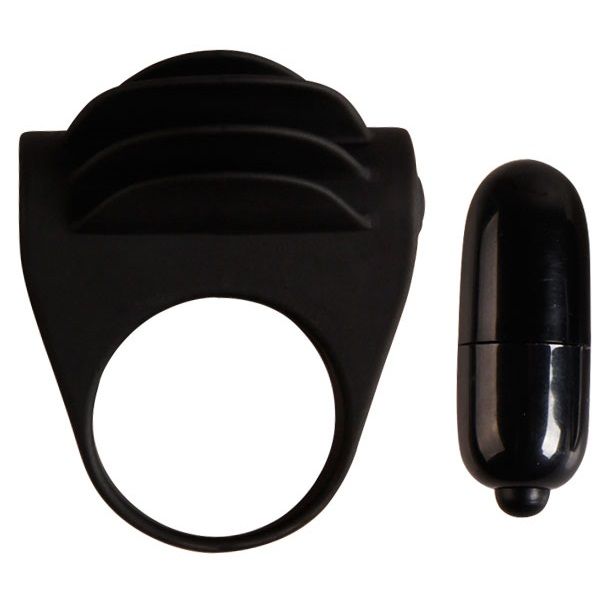 Close-up do PRETTY LOVE Anel Vibratório Chester Preto, destacando seu design em silicone e estimulador clitoriano.