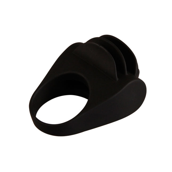 Close-up do PRETTY LOVE Anel Vibratório Chester Preto, destacando seu design em silicone e estimulador clitoriano.