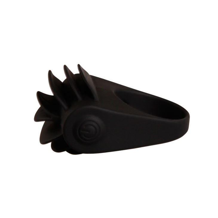Close-up do PRETTY LOVE Anel Vibratório Chester Preto, destacando seu design em silicone e estimulador clitoriano.