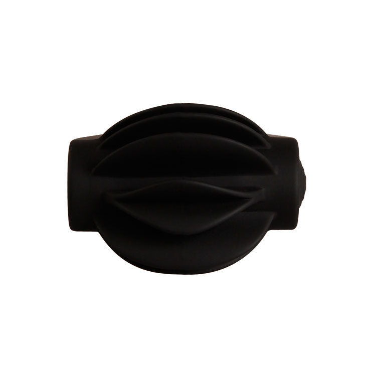 Close-up do PRETTY LOVE Anel Vibratório Chester Preto, destacando seu design em silicone e estimulador clitoriano.