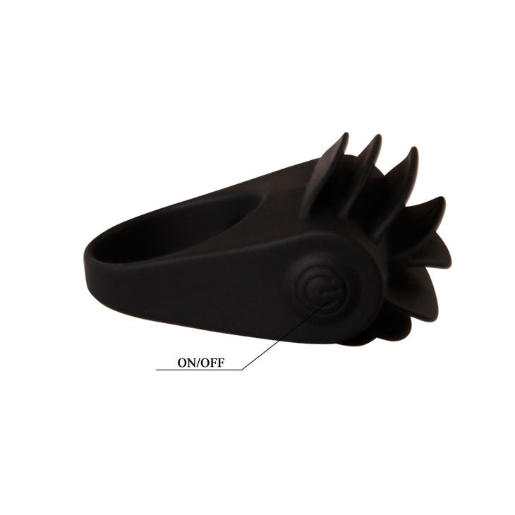 Close-up do PRETTY LOVE Anel Vibratório Chester Preto, destacando seu design em silicone e estimulador clitoriano.